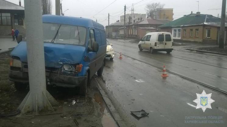 В Харькове водитель микроавтобуса въехал…