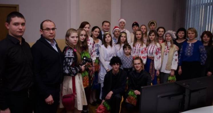 Діти з Луганщини колядують в Тернополі (…