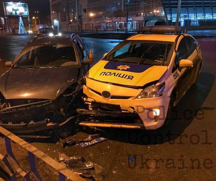 В Харькове авто полиции въехало в Ford…
