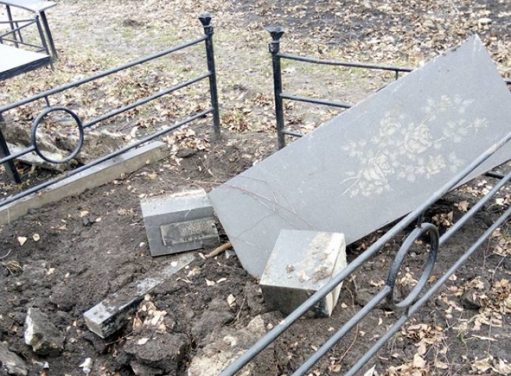 У Кропивницькому невідомі поруйнували на…