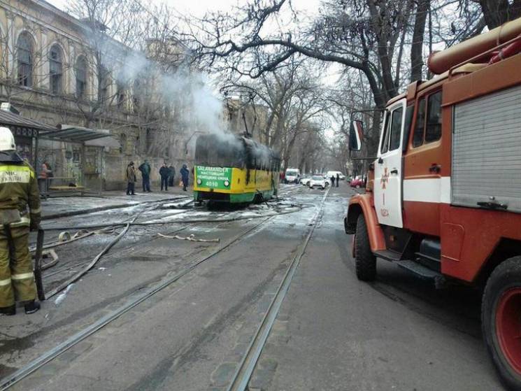 В Одессе на ходу загорелся трамвай - люд…