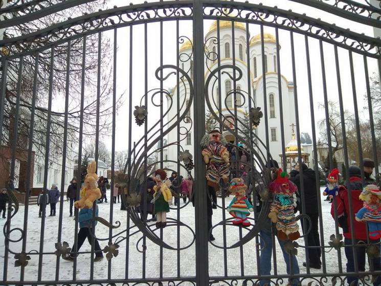 Паркан храму у Тернополі завішали закрив…