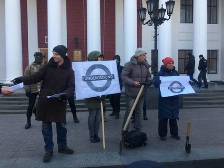В Одесі біля мерії протестують проти під…