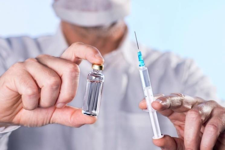 Где в Киеве "днем и ночью" вакцинируют д…