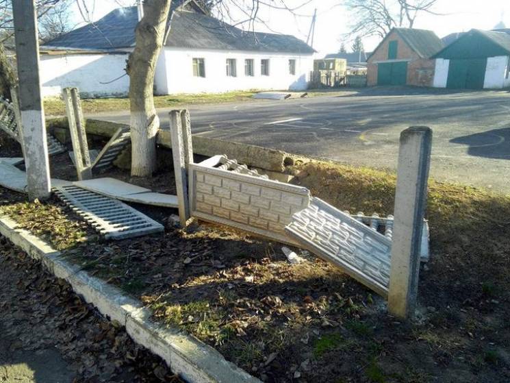 На Полтавщині підлітки розтрощили паркан…