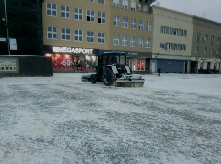 До уваги водіїв: В Ужгороді працює сніго…