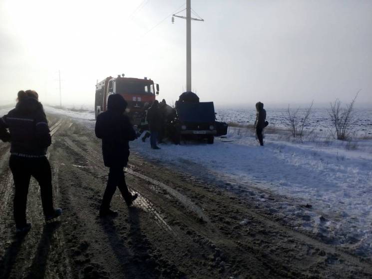 На слизькій дорозі поблизу Бердянська зіштовхнулися автобус та авто, є загиблі