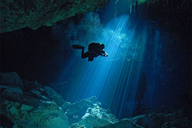 Вертикальная пещера затоплена водой можно найти уровень. Пещера под водой. Система подводных пещер в Америке. Подводный портал.