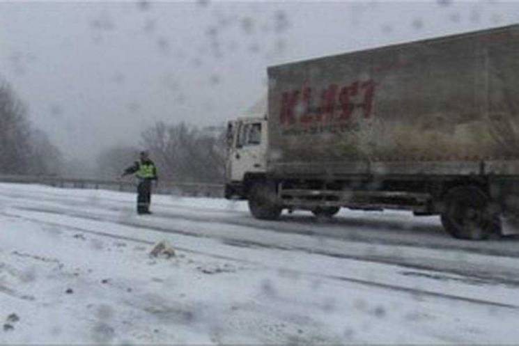 Через снігопад обмежили рух вантажівок у…