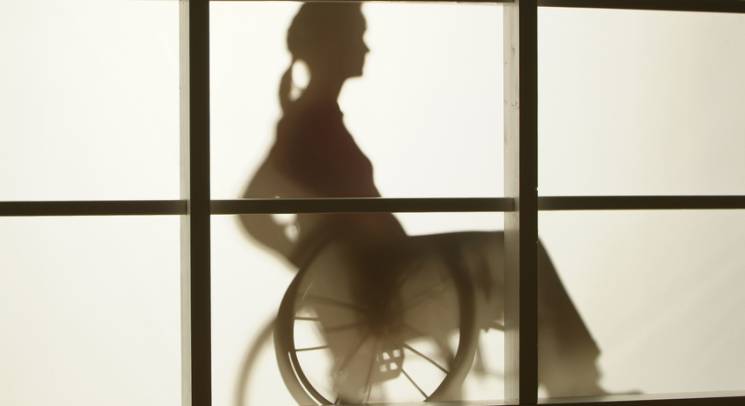 На Росії жінку-інваліда викинули з автоб…