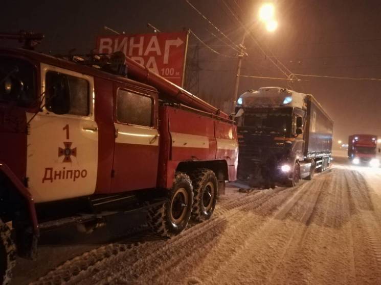 На Днепропетровщине спасатели помогают п…