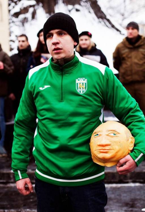 Украинские болельщики сыграли в футбол "…
