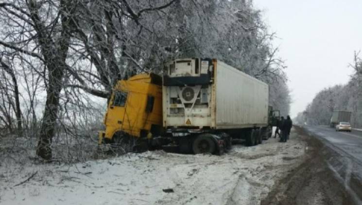 Під Вінницею вантажівка злетіла в кювет…