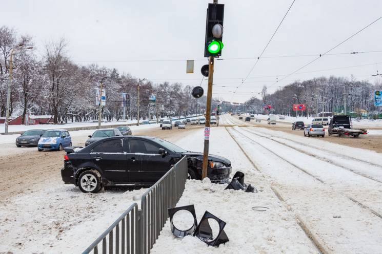 В Днипре машина разбила светофор и снего…