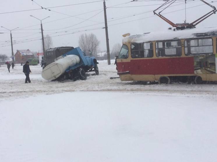 В Харькове автоцистерна ушла под снег (Ф…