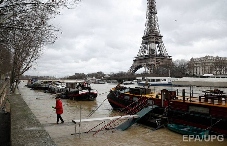 Аномальна зима: У Парижі річка Сена вийш…