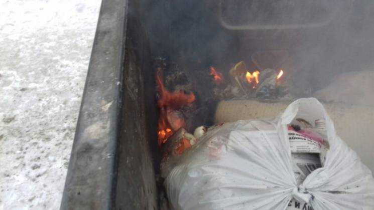 У Мелітополі пожежу гасили снігом (ФОТО)…