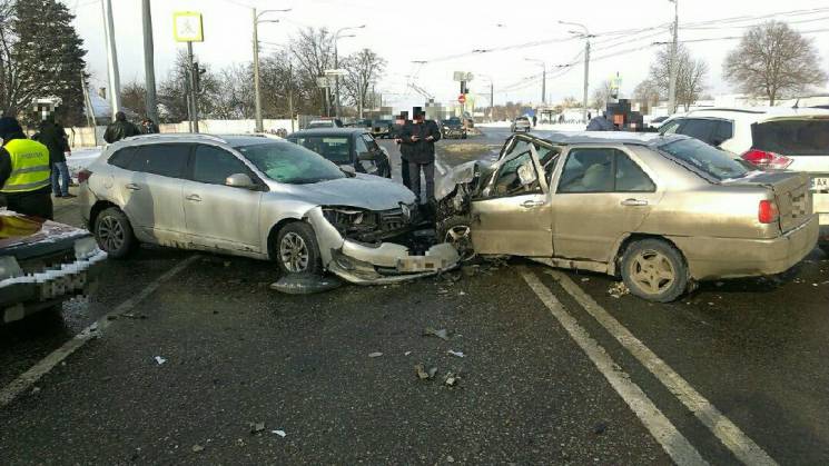 В Харькове в ДТП с пятью авто пострадал…