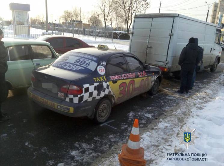 В Харькове микроавтобус протаранил такси…