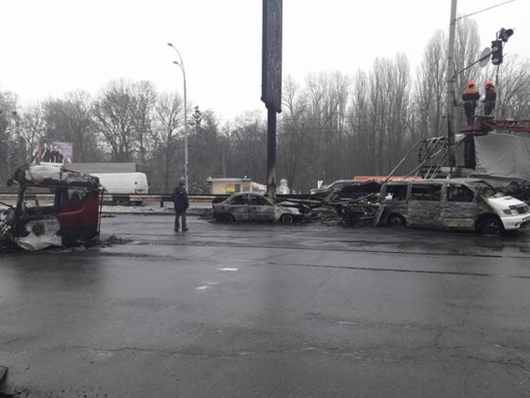 В Киеве в ДТП с фурой сгорели четыре авт…