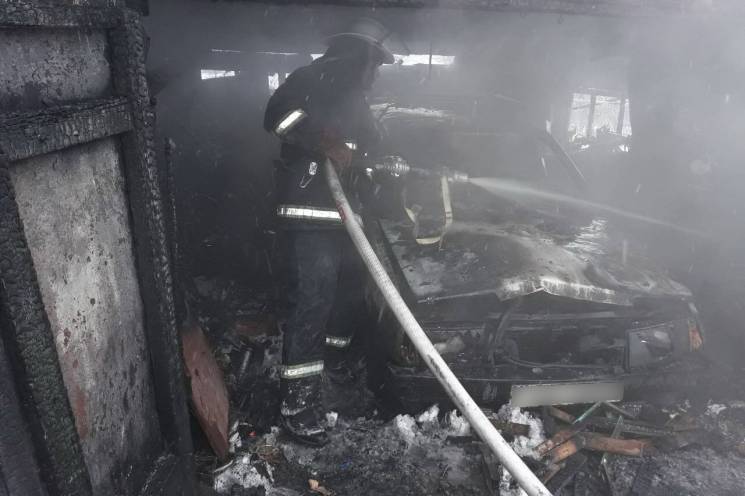 На Харківщині гараж згорів разом з авто…