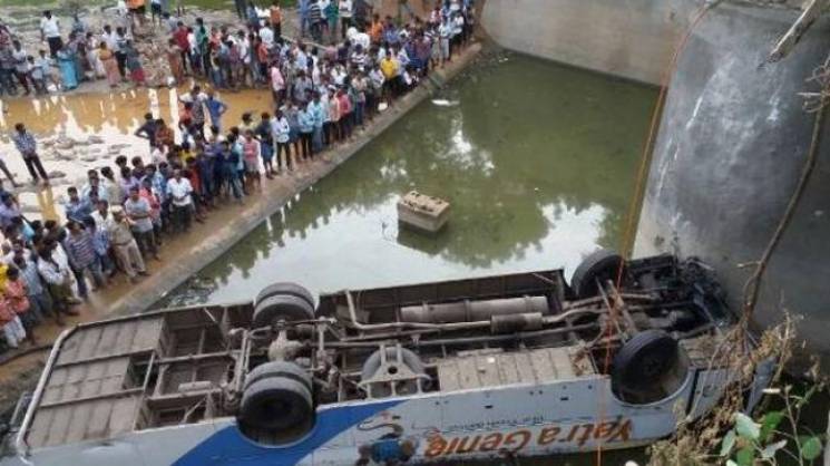 В Индии автобус упал в реку: 10 погибших…