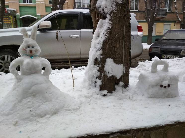В центре Днипра появились снежные коты и…