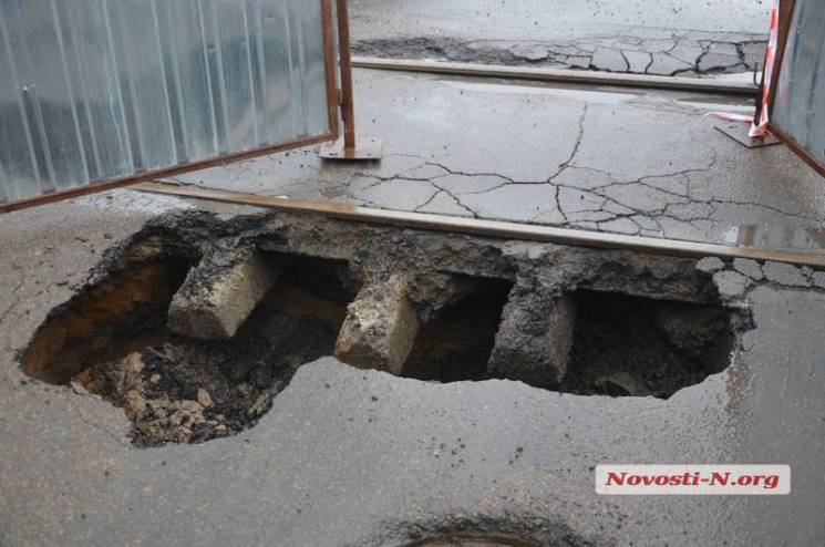 Через аварійне провалля трамваї у Микола…