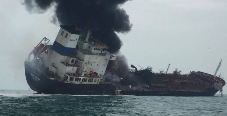 Возле Гонконга взорвался танкер: Есть по…