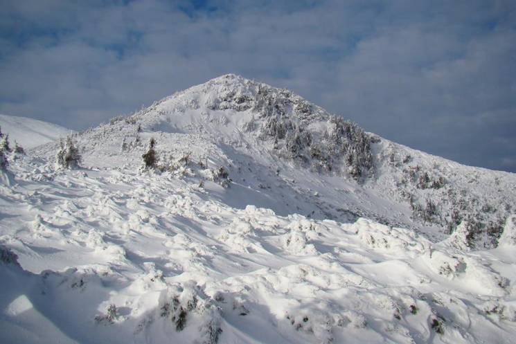 У горах Закарпаття зберігається сніголав…
