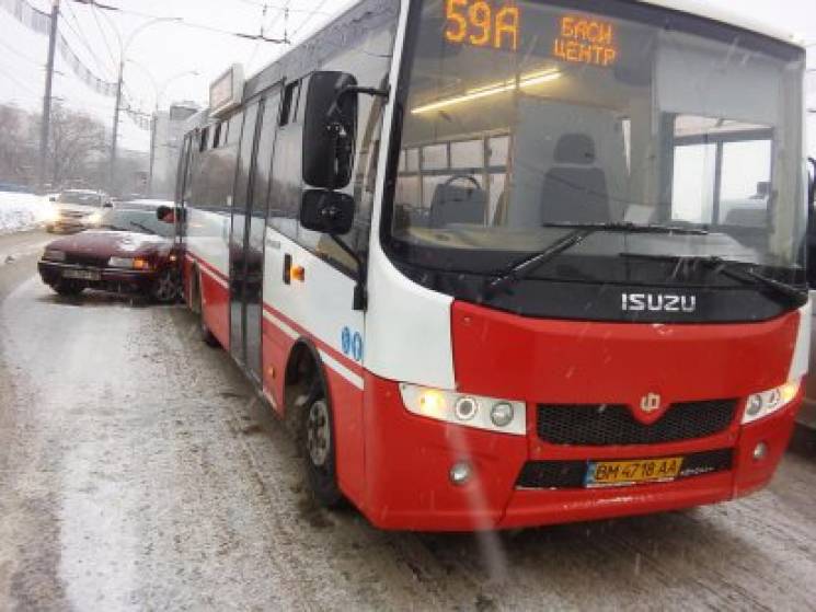 У Сумах в комунальний автобус влетів лег…