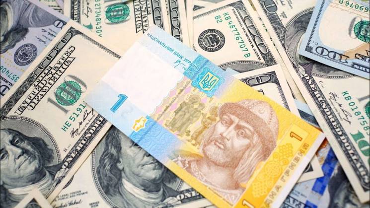 Долар і євро "злетіли": Столичні обмінни…