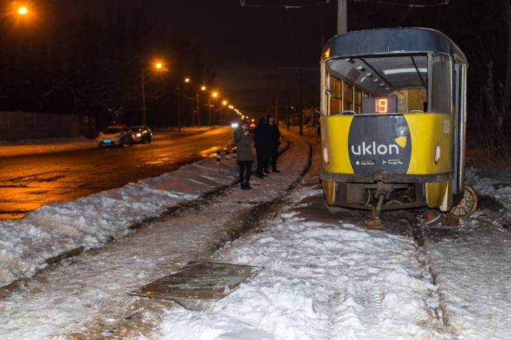 В Днипре трамвай сошел с рельс: Пострада…
