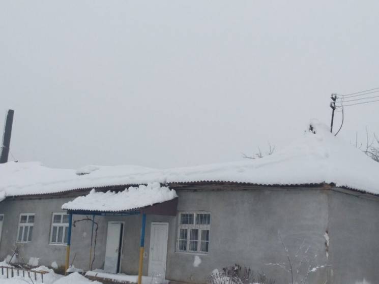На Иршавщине снег повредил крышу школьно…