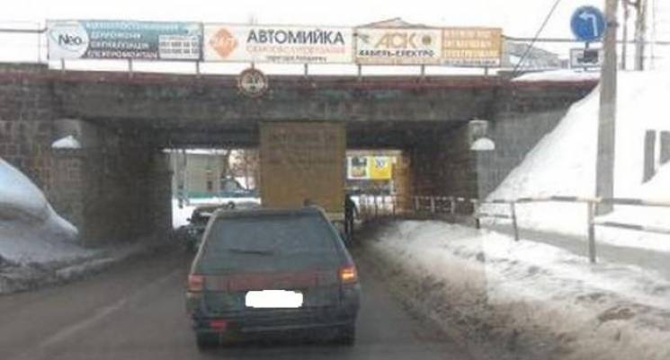 В Кременчуге под мостом застрял грузовик…
