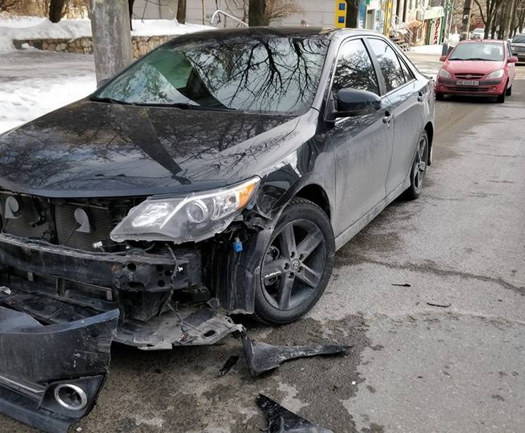 У центрі Дніпра невідомий протаранив авт…