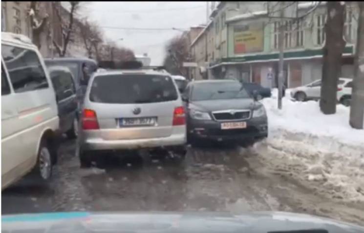 В центре Мукачево через припаркованные а…