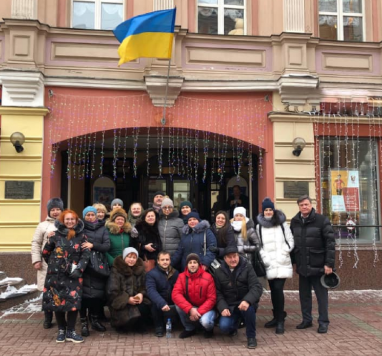 В центре Москвы подняли желто-голубой фл…