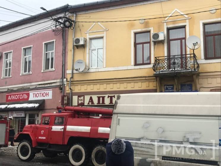 В центре Мукачева горит крыша дома: Люди…
