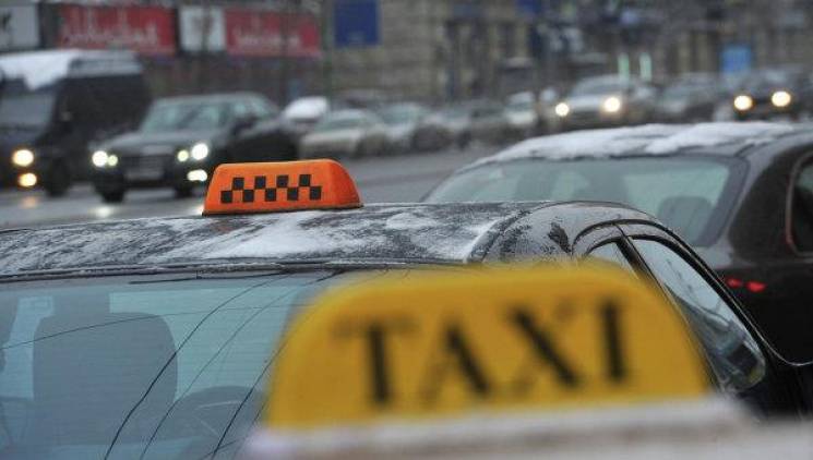 Суд оштрафував таксистів-нелегалів з Хме…
