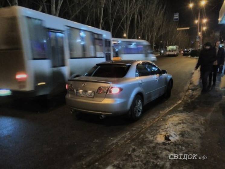 У Миколаєві таксі паркуються посеред гро…