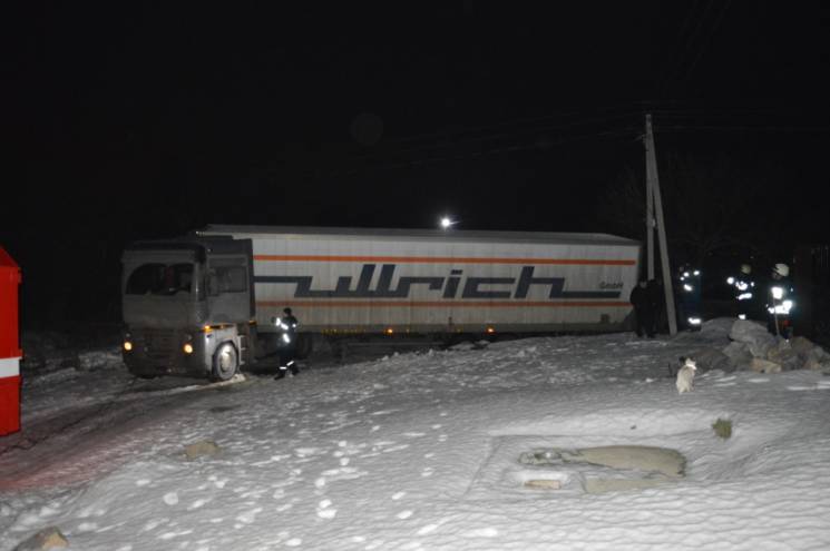 Під Дніпром вантажівка злетіла зі слизьк…