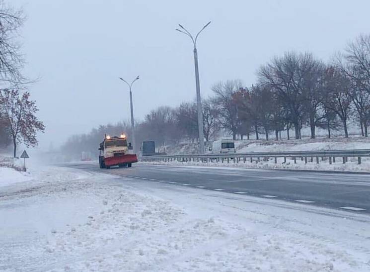 Дороги на Днепропетровщине укрывает снег…