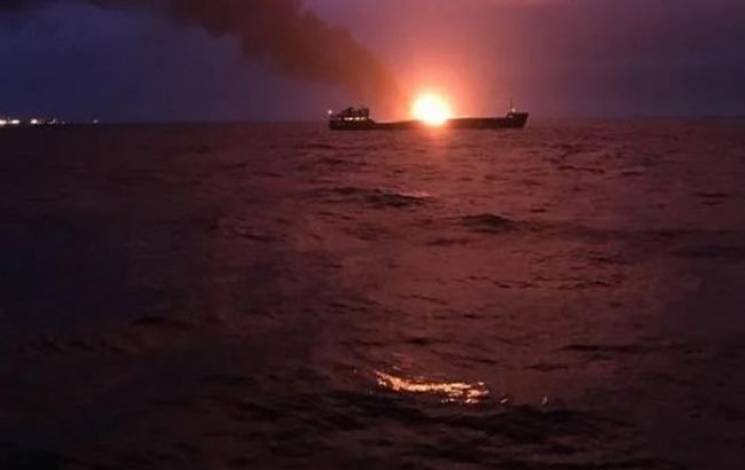 Оба горящих танкера затонули в Керченско…
