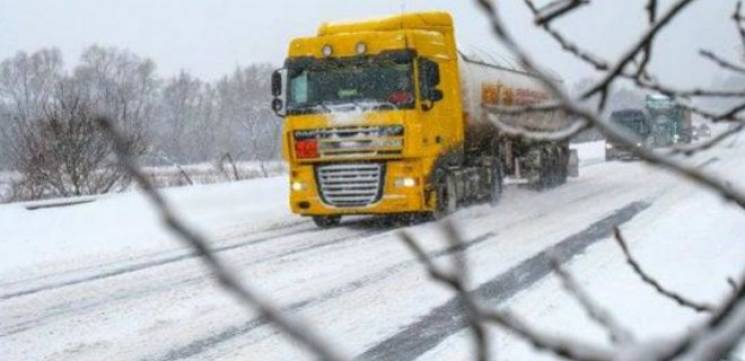Из-за снегопада в Киеве закрывают въезд…