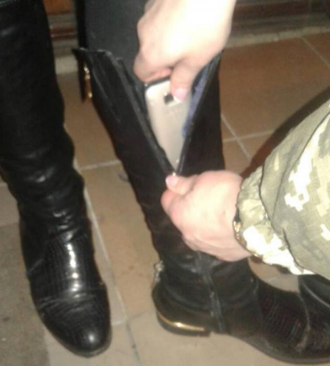 Жінка намагалася передати засудженому в…
