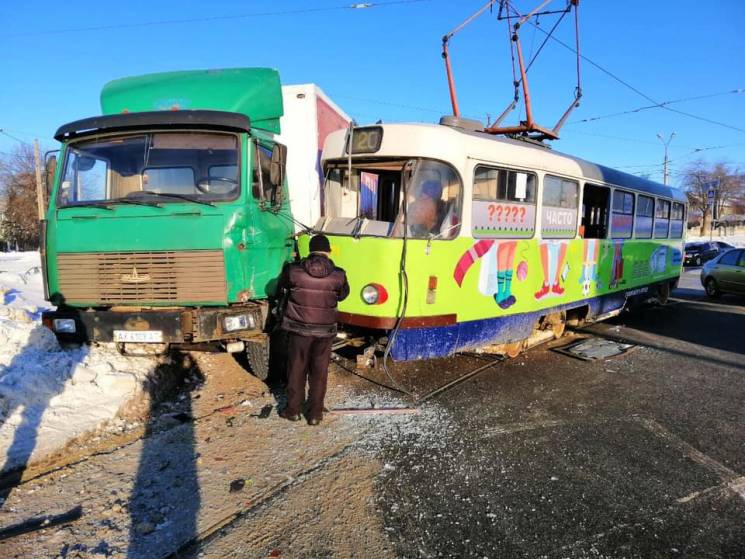 В Харькове врезались грузовик и трамвай:…