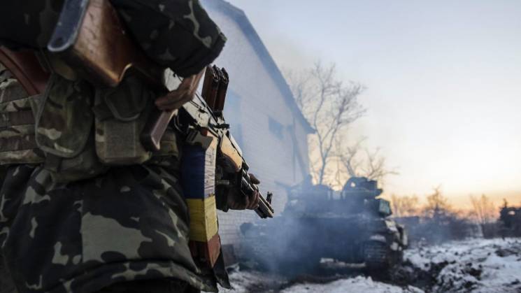 Боевики на Донбассе обстреляли автомобил…