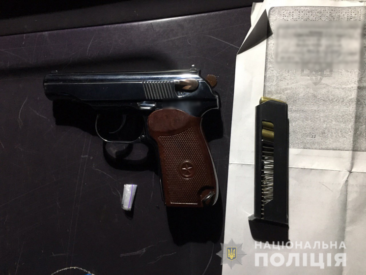 С пистолетом и наркотиками: В Харькове п…