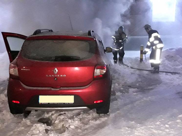 В Кременчуге посреди улицы загорелся авт…